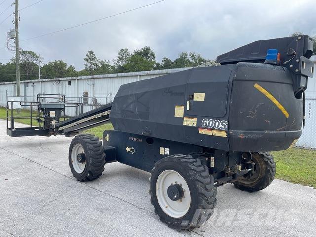 JLG 600S Teleskooppipuominostimet