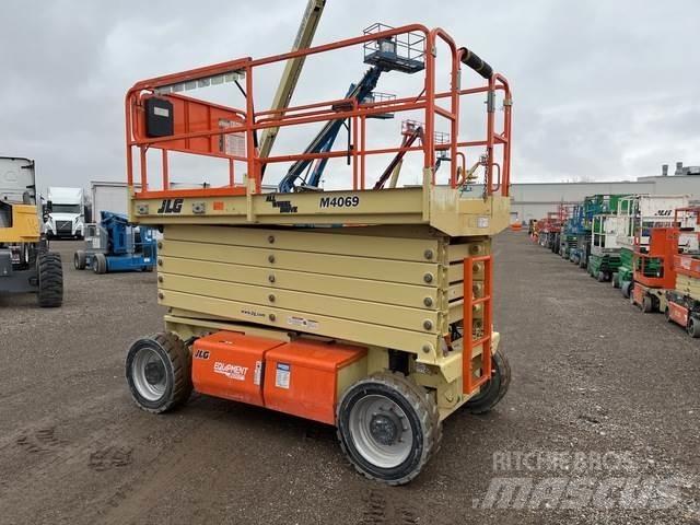 JLG M4069 Saksilavat