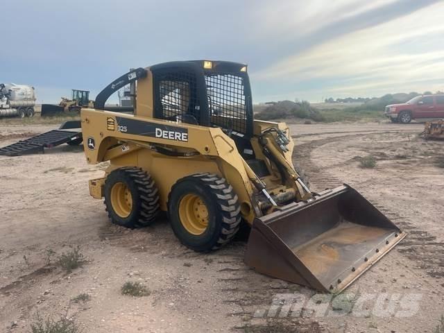 John Deere 325 Liukuohjatut kuormaajat