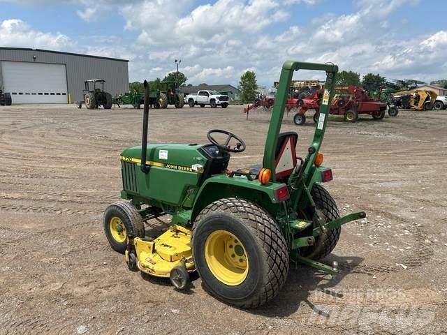 John Deere 770 Taajamatraktorit