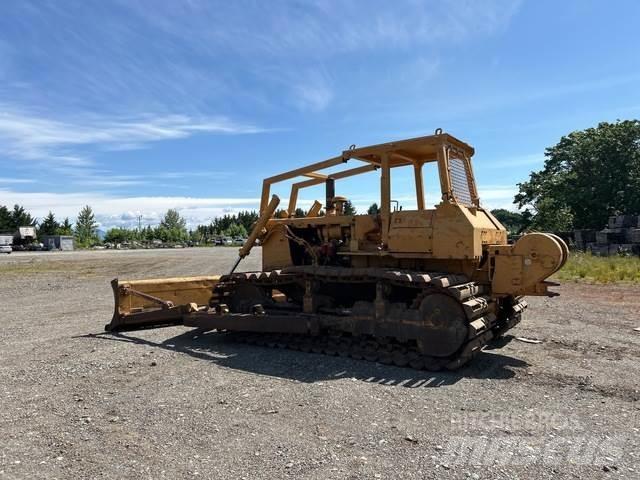 Komatsu D65P-8 Telaketjupuskutraktorit