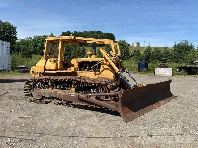 Komatsu D65P-8 Telaketjupuskutraktorit