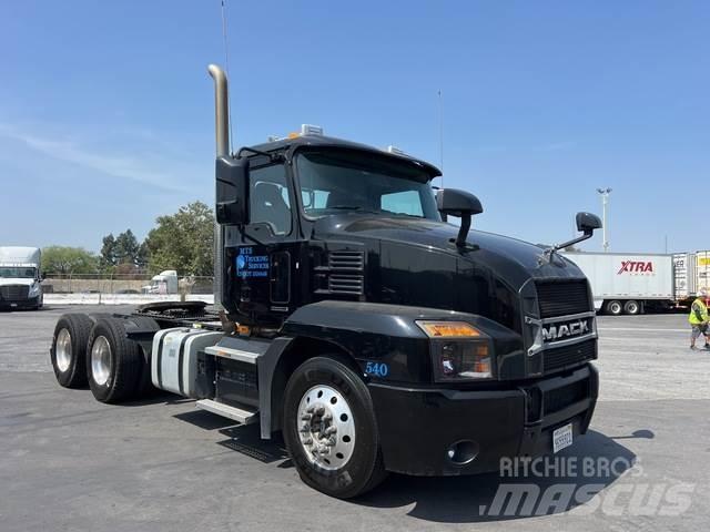 Mack AN64T Vetopöytäautot