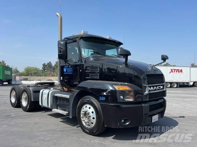 Mack AN64T Vetopöytäautot