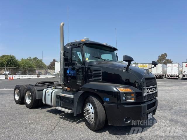 Mack AN64T Vetopöytäautot