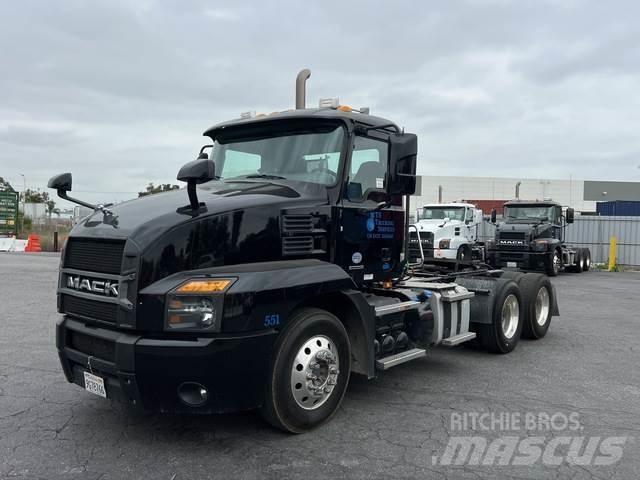 Mack AN64T Vetopöytäautot
