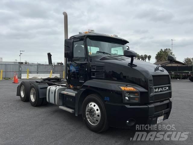 Mack AN64T Vetopöytäautot
