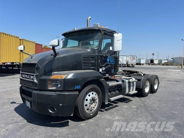Mack AN64T Vetopöytäautot