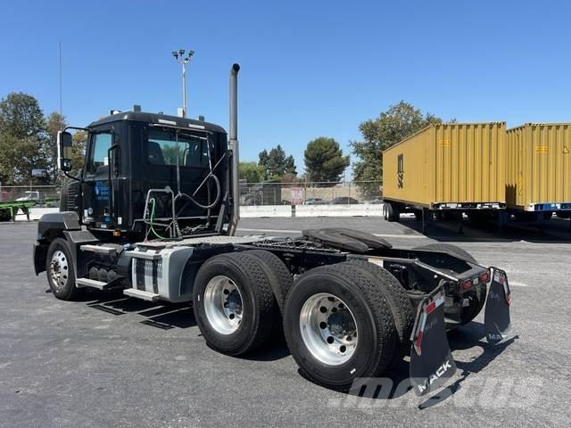 Mack AN64T Vetopöytäautot