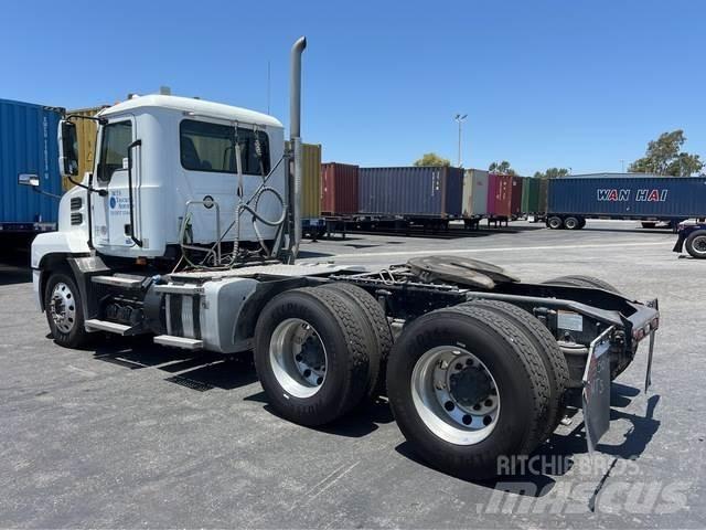 Mack AN64T Vetopöytäautot