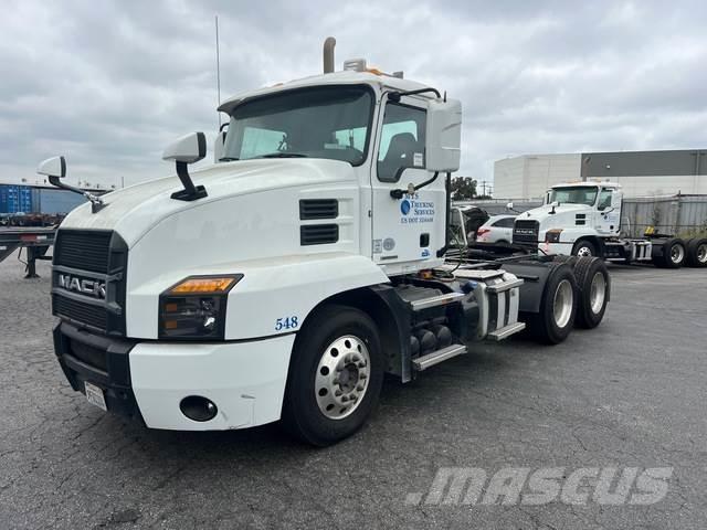 Mack AN64T Vetopöytäautot