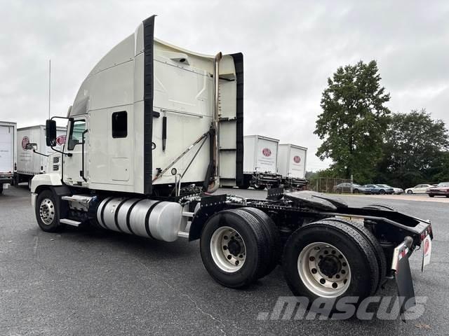 Mack AN64T Vetopöytäautot
