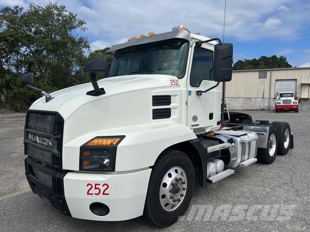 Mack AN64T Vetopöytäautot
