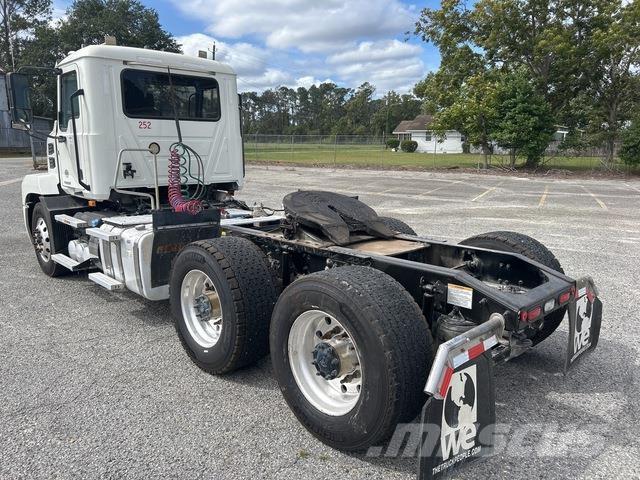 Mack AN64T Vetopöytäautot