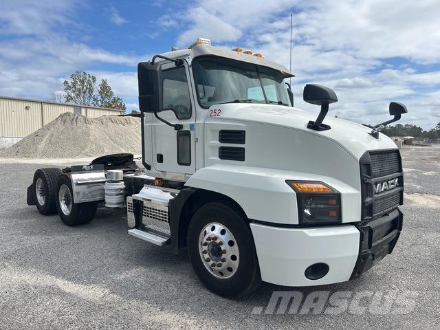 Mack AN64T Vetopöytäautot