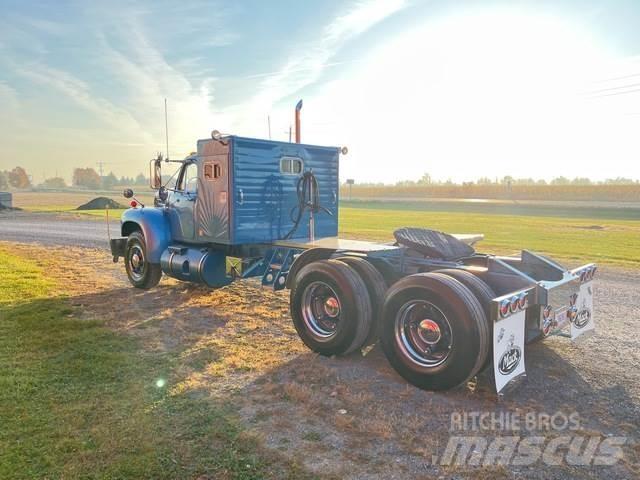 Mack B-61 Vetopöytäautot