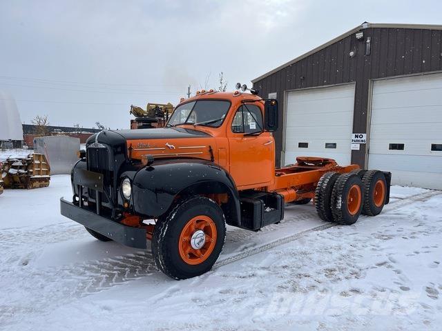 Mack B615T Vetopöytäautot