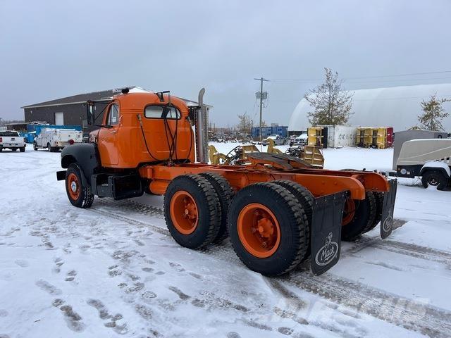 Mack B615T Vetopöytäautot