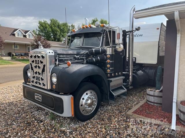 Mack B75 Vetopöytäautot