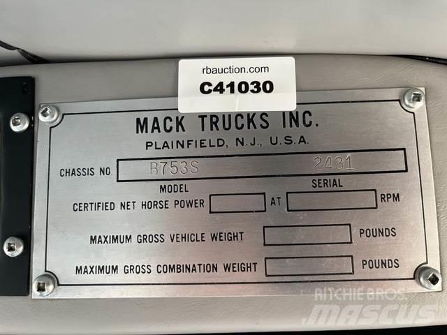 Mack B75 Vetopöytäautot