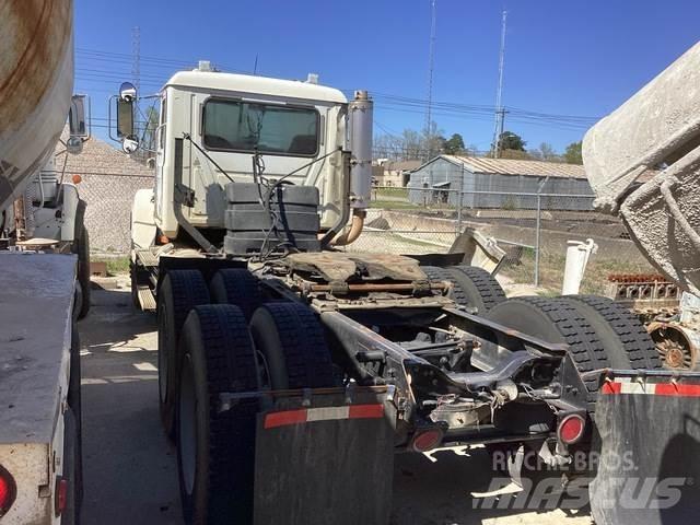 Mack CH613 Vetopöytäautot