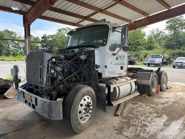 Mack CH613 Vetopöytäautot