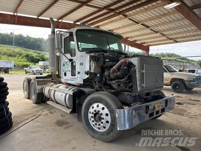 Mack CH613 Vetopöytäautot