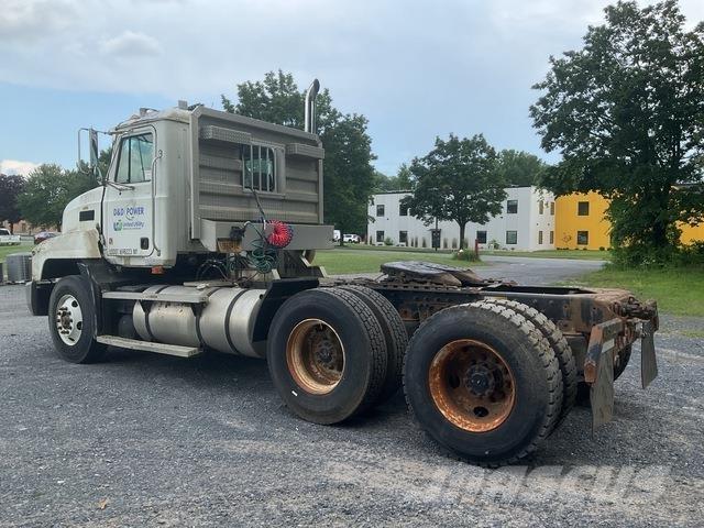 Mack CH613 Vetopöytäautot