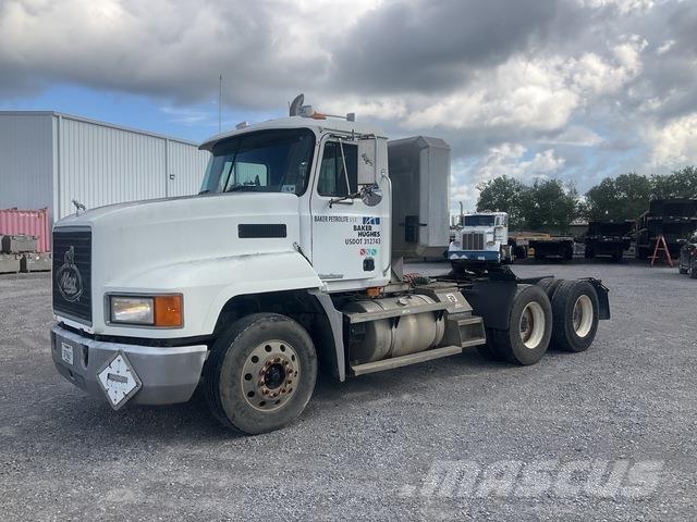 Mack CH613 Vetopöytäautot