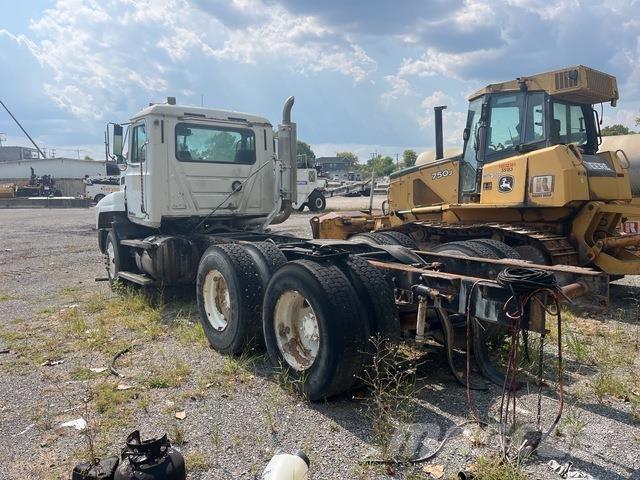 Mack CH613 Vetopöytäautot