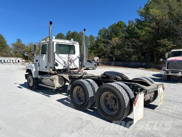 Mack CH613 Vetopöytäautot