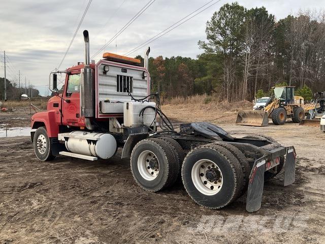 Mack CH613 Vetopöytäautot