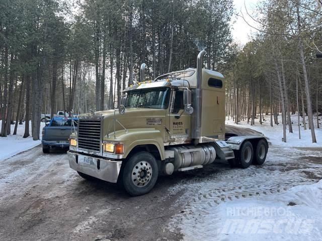 Mack CHN613 Vetopöytäautot