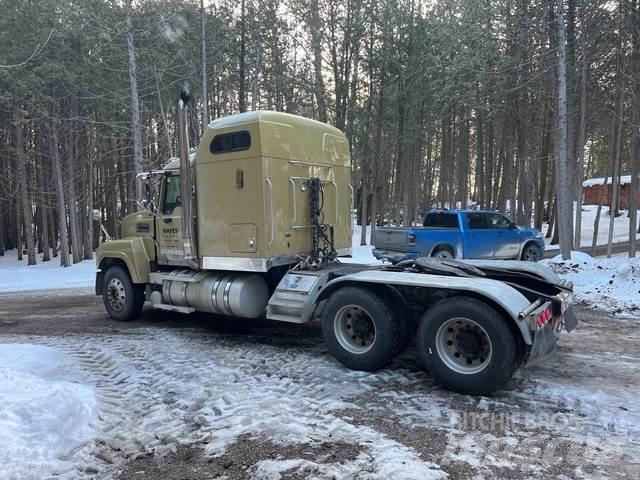 Mack CHN613 Vetopöytäautot