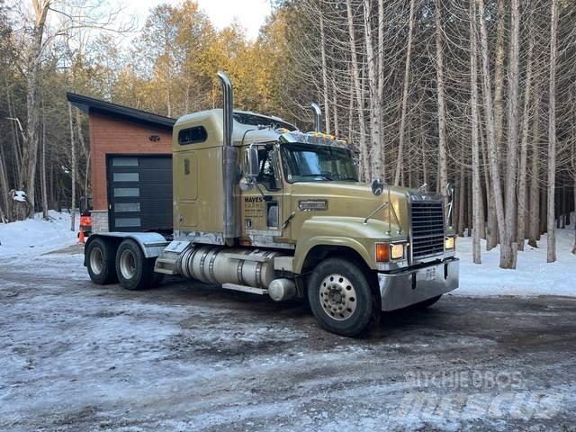 Mack CHN613 Vetopöytäautot