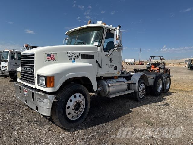 Mack CHN613 Vetopöytäautot