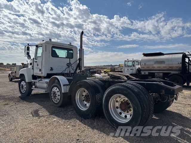 Mack CHN613 Vetopöytäautot