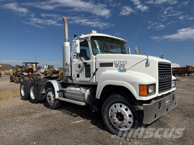 Mack CHN613 Vetopöytäautot