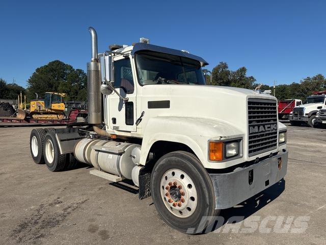 Mack CHN613 Vetopöytäautot