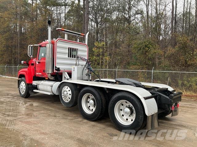 Mack CHN613 Vetopöytäautot