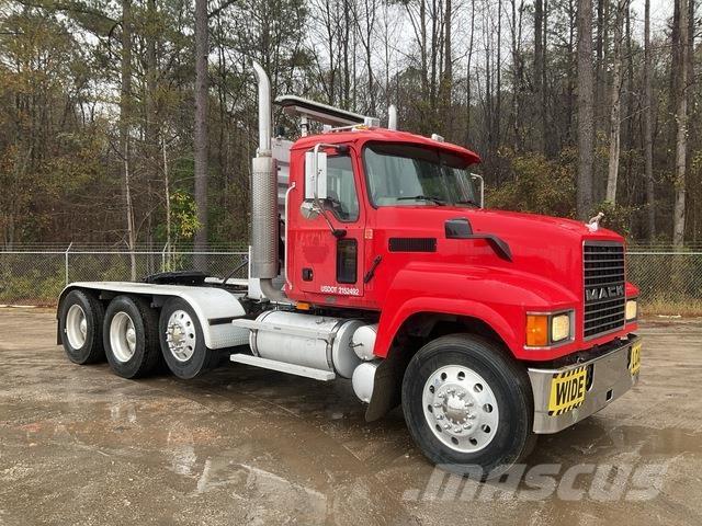 Mack CHN613 Vetopöytäautot