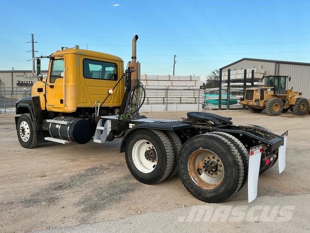 Mack CHU613 Vetopöytäautot