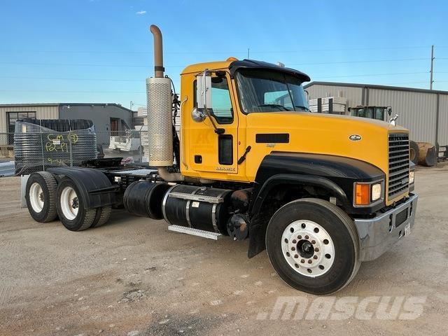 Mack CHU613 Vetopöytäautot