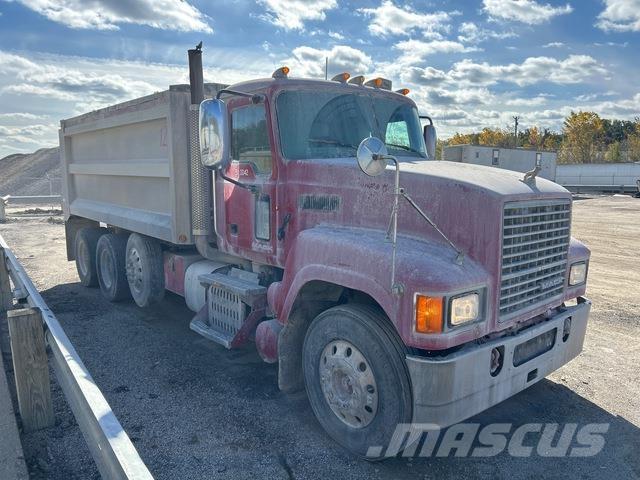 Mack CHU613 Sora- ja kippiautot