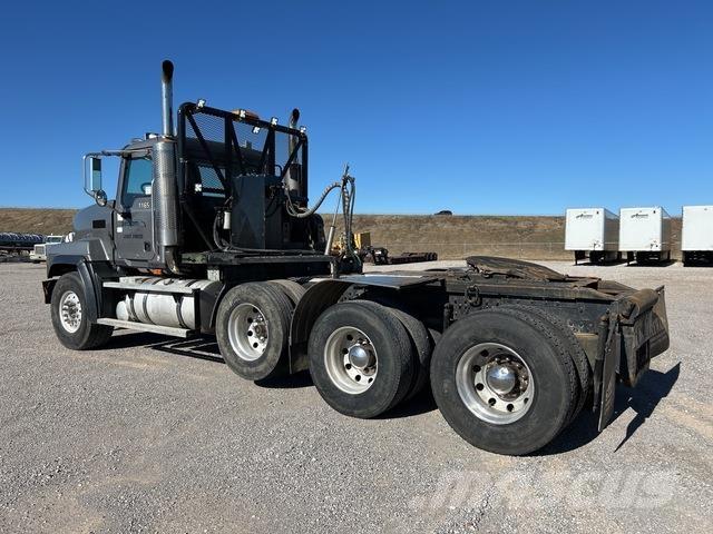 Mack CL713 Vetopöytäautot