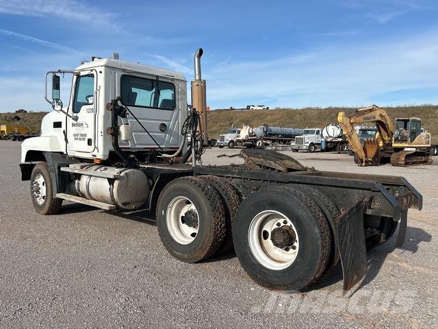 Mack CL733 Vetopöytäautot