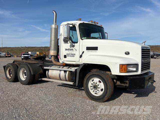 Mack CL733 Vetopöytäautot