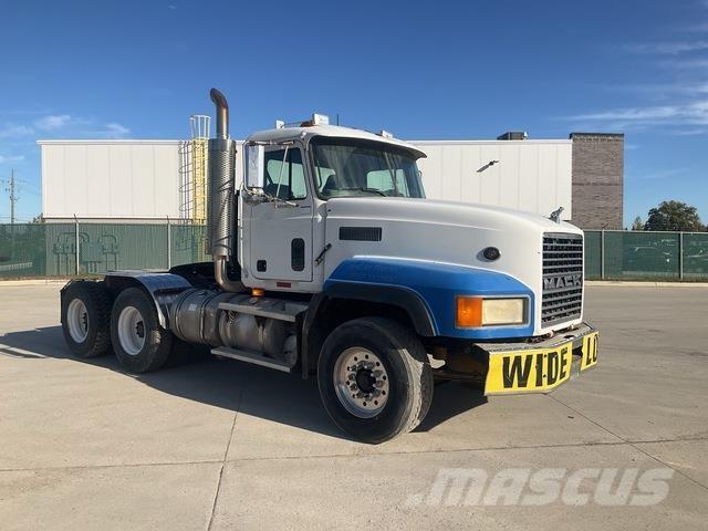 Mack CL753 Vetopöytäautot