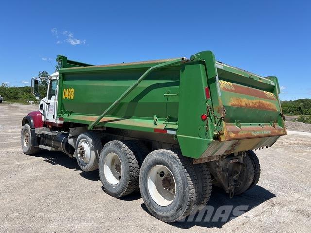 Mack CV713 Sora- ja kippiautot