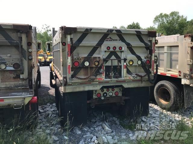 Mack CV713 Hiekan- ja suolanlevittimet
